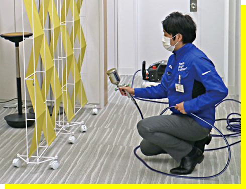 家具への直接噴霧の様子