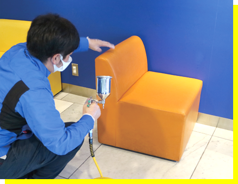 家具(ソファ)への直接噴霧の様子